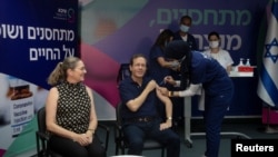 Izraelski predsednik Isak Hercoog prima treću dozu Fajzerove vakcine (Foto: Maya Alleruzzo/ via Rojters)