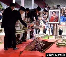 Mantan Presiden SBY bersama kedua putra, menantu dan cucu-cucu menaburkan bunga pada pemakaman jenazah Ani Yudhoyono hari Minggu (2/6) (Foto: Setpres: RI).