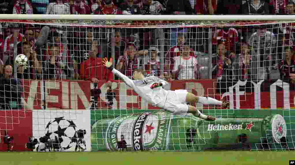 Le gardien de but du Bayern Manuel Neuer saute pour une tentaive de prendre le ballon lors du match de football de la Ligue des Champions, Groupe E, entre le FC Bayern Munich et Manchester City à l&#39;Allianz Arena à Munich, sud de l&#39;Allemagne, mercredi 17 septembre, 2014.