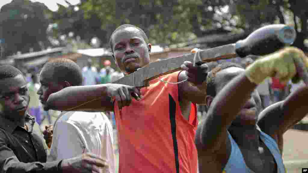 Um manifestante aponta uma arma falsa às forças de segurança no distrito de Cibitoke da capital Bujumbura, Burundi, 29 de Maio, 2015 &nbsp;
