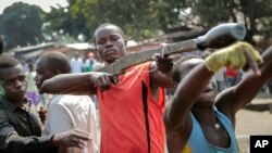 Para demonstran anti pemerintah dalam aksi unjuk rasa di ibukota Bujumbura (foto: dok).