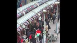 伦敦地铁高峰期仍拥挤 卫生官员呼吁民众尽可能待在家中