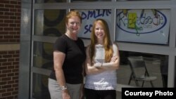 Кети Вејфорд (десно) со мајка и` Шила, пред нивната слаткарница во Канзас Сити.