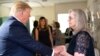 Le président Donald Trump et la première dame Melania Trump rencontrent des survivants, des familles, le personnel de l'hôpital et les premiers intervenants, le 7 août 2019 au Miami Valley Hospital de Dayton, dans l'Ohio. 