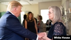 Le président Donald Trump et la première dame Melania Trump rencontrent des survivants, des familles, le personnel de l'hôpital et les premiers intervenants, le 7 août 2019 au Miami Valley Hospital de Dayton, dans l'Ohio. 