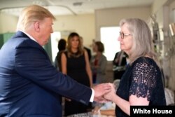 El presidente Donald Trump y la primera dama Melania Trump se reúnen con sobrevivientes, familias, personal del hospital y socorristas en el Miami Valley Hospital en Dayton, Ohio, el miércoles 7 de agosto de 2019. (Foto oficial de la Casa Blanca por Andrea Hanks)