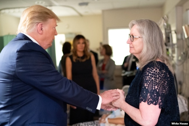 El presidente Donald Trump y la primera dama Melania Trump se reúnen con sobrevivientes, familias, personal del hospital y socorristas en el Miami Valley Hospital en Dayton, Ohio, el miércoles 7 de agosto de 2019. (Foto oficial de la Casa Blanca por Andrea Hanks)