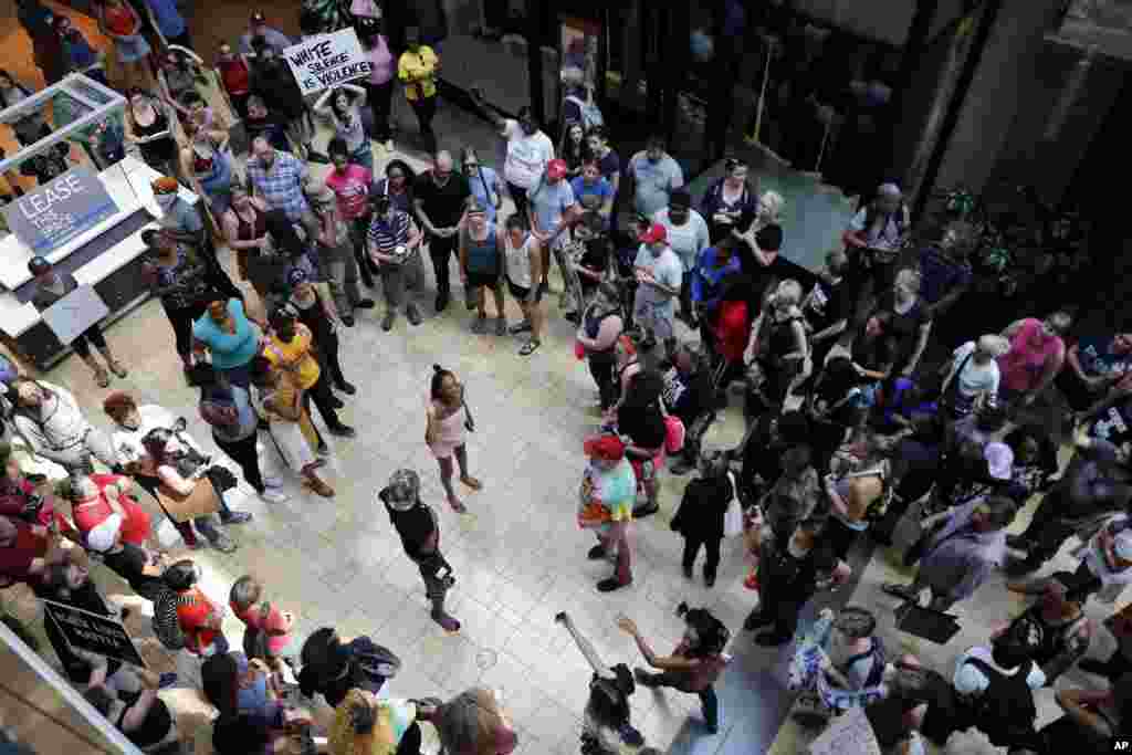 Les manifestants marchent sur le West County Mall le 16 septembre 2017, à Des Peres, près de St Louis.