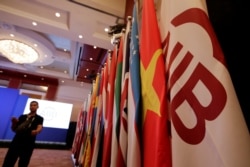 Bendera Bank Investasi Infrastruktur Asia (Asian Infrastructure Investment Bank/AIIB) dan bendera negara-negara anggota dalam sidang tahunan pertama AIIB di Beijing, China, 25 Juni 2016. (Foto: Reuters)