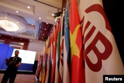 Bendera Bank Investasi Infrastruktur Asia (Asian Infrastructure Investment Bank/AIIB) dan bendera negara-negara anggota dalam sidang tahunan pertama AIIB di Beijing, China, 25 Juni 2016. (Foto: Reuters)