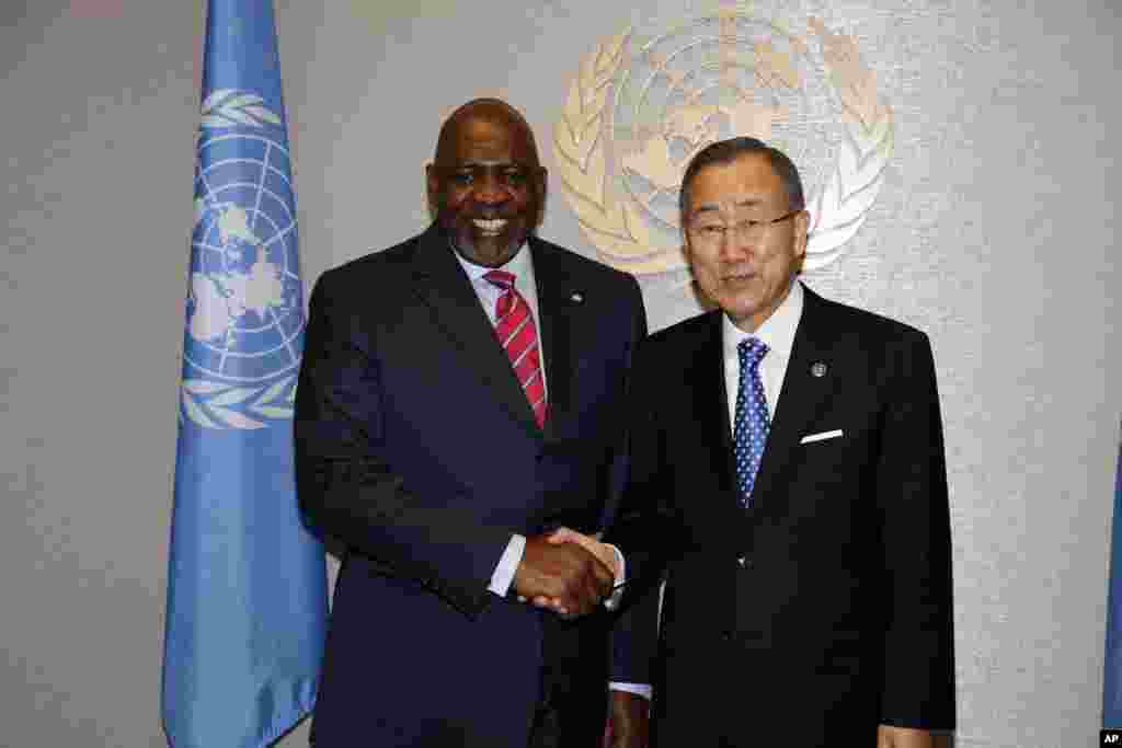 Le secrétaire général de l'ONU Ban Ki-moon, à droite, rencontrant le Premier ministre malien Cheick Modibo Diarra à New York le 23 septembre 2012