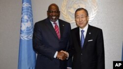 United Nations Secretary-General Ban Ki-moon, right, meets with Mali PM Cheick Modibo Diarra at UN Headquarters, September 23, 2012. 