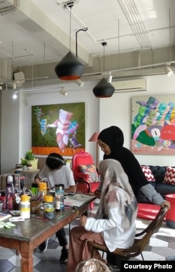 Seniman Cilegon, Imelda Adams, saat sedang mengajar seni lukis (dok: Imelda Adams)