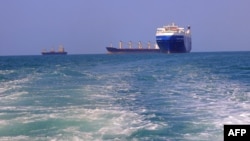 Kapal kargo Galaxy Leader (kanan), ditangkap oleh Houthi dua hari sebelumnya, mendekati pelabuhan di Laut Merah pada November 2023. (Foto: AFP)