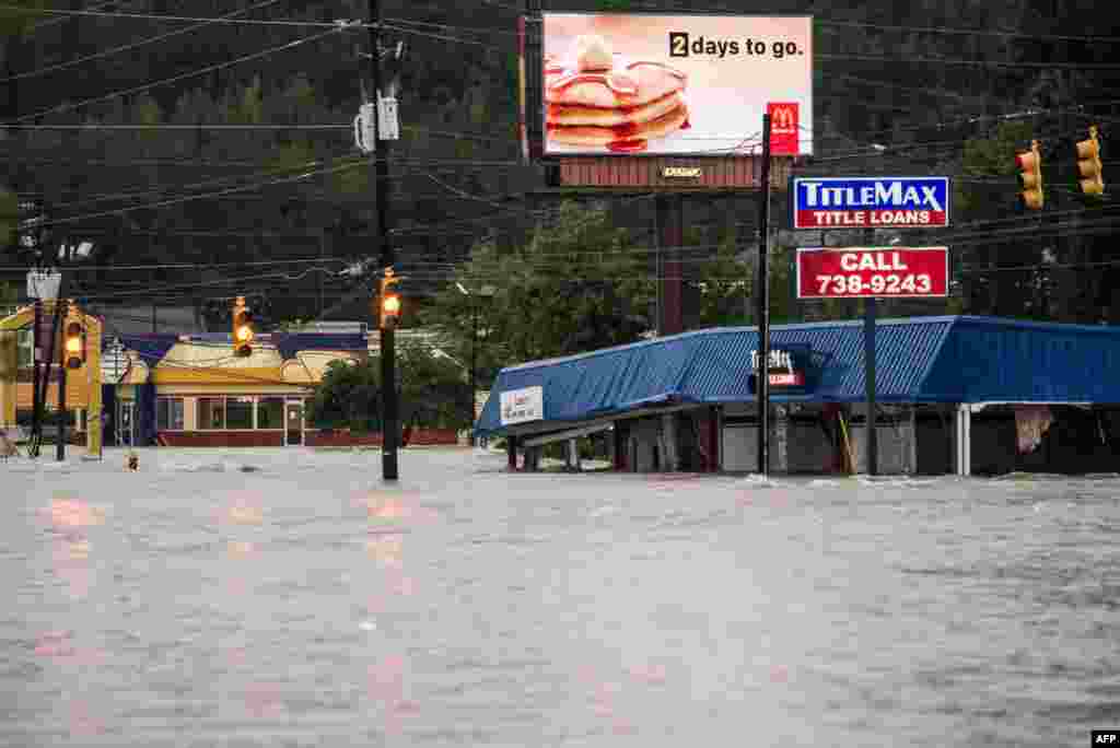 Flood waters rise around a title loan store on Garners Ferry Road in Columbia, South Carolina, USA.&nbsp;South Carolina experienced a record rainfall, with at least 11.5 inches falling on Oct. 3.