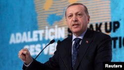 Le président turc Recep Tayyip Erdogan, lors d’une réunion à Istanbul, vendredi 25 Novembre 2016, accuse l'Union européenne de malhonnêteté et de trahison, et menace de supprimer les contrôles des frontières de son pays, inondant l'Europe des centaines de milliers de demandeurs d'asile et d'autres migrants. (Murat Cetinmuhurdar/Presidential Press Service, Pool photo via AP)