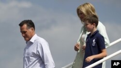Mitt Romney awasili na mkewe Ann na mjuku wao Joe mjini Tampa