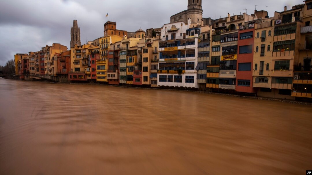 Uruzi Onyar rwuzuye kubw'imvura n'igihuhusi i Girona, muri Espanye, kw'itariki 23/01/2020. 