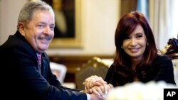 El ex presidente brasileño Lula da Silva visita a la presidenta argentina Cristina Fernández, en la Casa Rosada, el miércoles 17 de octubre de 2012.