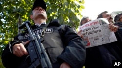 31일 터키 경찰이 반정부 성향의 신문 ‘쿰후리옛' 편집장과 기자들을 체포한 가운데, 한 남성이 ‘쿰후리옛' 신문사 본사 앞에서 최신호를 들고 서 있다. 
