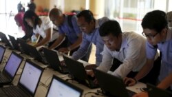 Sejumlah pelamar kerja sedang mengisi formulir lamaran kerja di laptop yang disediakan penyelenggara Indonesia Techno Career di Jakarta, 11 Juni 2015. (Foto: REUTERS/Beawiharta)