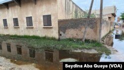 Dans la banlieue de Dakar, un collège entouré par les eaux, au Sénégal, le 27 juillet 2020. (VOA/Seydina Aba Gueye)