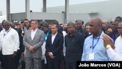 Rui Falcão (esq), Nélson Carrinho (cen) e João Lourenço (dir), no Complexo Industrial Carrinho de Benguela