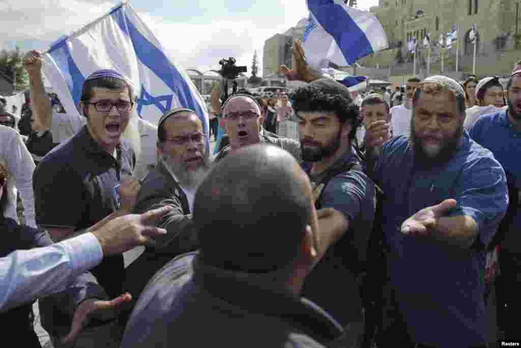 Israeli right wing activists confront a security official near the Western Wall inside the Old City of Jerusalem, Oct. 30, 2014. 