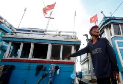 Nelayan Vietnam, Bui Van Minh menunjukkan jendela kapalnya yang rusak saat berlabuh di dekat pulau Ly Son, provinsi Quang Ngai, Vietnam tengah, 1 Juli 2014. (REUTERS.