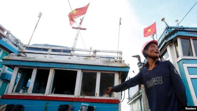 资料照:一名越南渔民和他的渔船