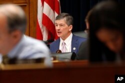 House Financial Services Committee Chairman Jeb Hensarling, R-Texas, center, asks a question of Federal Reserve Chairman Jerome Powell during Powell's testimony on the semiannual monetary policy report to the committee, Feb. 27, 2018, in Washington.