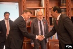 Bill Longhurst , British ambassador to Cambodia shakes hand with with FM Prak Sokhon on Tuesday, November 08 , 2016 in Phnom Penh. ( Leng Len/VOA Khmer)