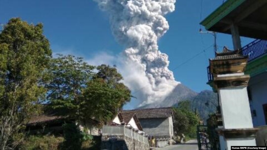 Gunung Merapi di Kabupaten Klaten, Megelang, Boyolali dan Sleman meletus lagi dengan tipe letusan freatik dengan tinggi kolom 5.500 dari puncak kawah pada Jumat, 11 Mei 2018. (Foto: Humas BNPB) 