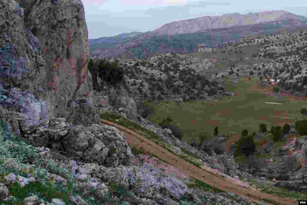 Salah satu jalur pegunungan Lebanon. Jalur ini adalah bagian dari upaya untuk mempromosikan pariwisata pedesaan Lebanon. (John Owens/VOA News)