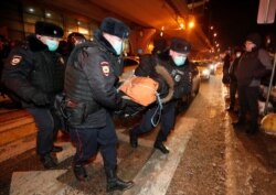 Policías detienen a un activista antes de la llegada del líder de la oposición rusa Alexei Navalny en un vuelo desde la capital alemana, Berlín, al aeropuerto internacional de Vnukovo en Moscú, Rusia, el 17 de enero de 2021.