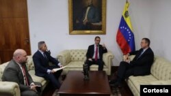 Jorge Arreaza, canciller de Venezuela, se reunió con el encargado de negocios de EE.UU., James Story, para entregarle un informe preliminar sobre los responsables del supuesto atentado contra Nicolás Maduro.