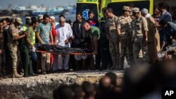 Guardias egipcios lograron rescatar a unas 150 personas pero se teme que decenas más hayan muerto en el Mediterráneo.