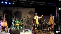 Le musicien malien Kassé Mady Diabaté se produit lors d'un festival de Jazz à Bamako le 30 avril 2016.