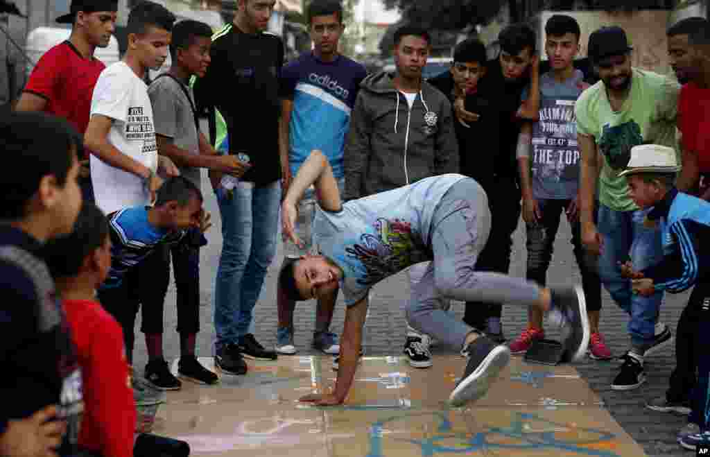 گروهی از جوانان فلسطینی در یکی از کمپ های پناهندگان در مرکز غزه مشغول رقص و پایکوبی هستند. احمد (فرد در حال رقص) از سال ۲۰۱۲ حدود شصت نفر را جذب رقص و فعالیت های شاد خود کرده اند. 