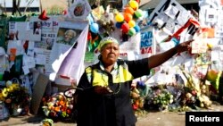 9일 넬슨 만델라 전 남아공 대통령이 입원한 병원 앞에서 한 시민이 만델라 전 대통령의 쾌유를 기원하고있다.