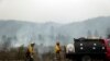 Pemadam Kebakaran Melawan Kebakaran Besar Hutan di California Utara