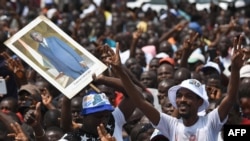 es partisans de la coalition de l'opposition Ensemble pour la démocratie et la souveraineté (EDS) brandissent une affiche de Gbagbo à Yopougon, un quartier ouvrier d'Abidjan, le 28 juillet. 2018. 