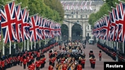 19일 진행된 엘리자베스 2세 영국 여왕 국장 일정 중 운구 행렬이 전진하고 있다.