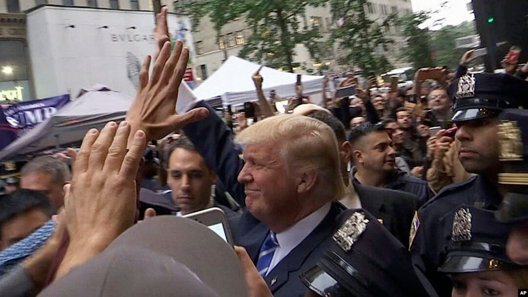 "Creo que hay una pieza que falta al rompecabezas en Donald Trump en la que él no ve a las mujeres y las considera iguales a él mismo", manifestó el candidato a la vicepresidencia demócrata, Tim Kaine.