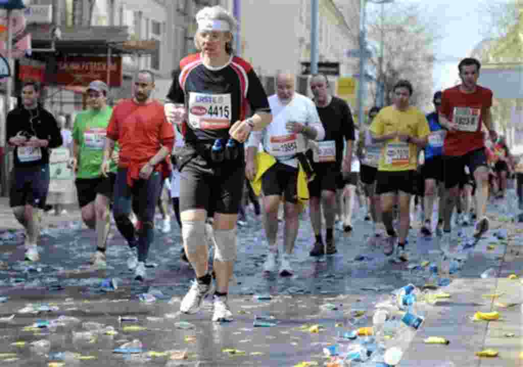 Leichtathletik, Vienna City Marathon, Wien, Sonntag (17.04.11): Teilnehmer des Marathon kommen an einer Verpflegungsstation vorbei. Am Vienna City Marathon nehmen ueber 32.000 Sportler teil. Foto: Hans Punz/dapd