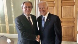 ARHIVA - Odlazeći crnogorski ambasador Nebojša Kaluđerović rukuje se sa predsjednikom SAD Džo Bajdenom, nakon što mu je kao bivšem potpredsjedniku uručen crnogorski orden, 22. mart 2018. godine (Foto: Ambasada Crne Gore u Vašingtonu)