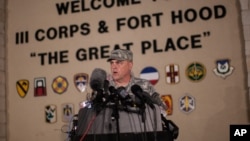미군 마크 밀리 중장이 2일 포트 후드 군 기지에서 발생한 총기 난사 사건에 대한 브리핑에 참석했다.