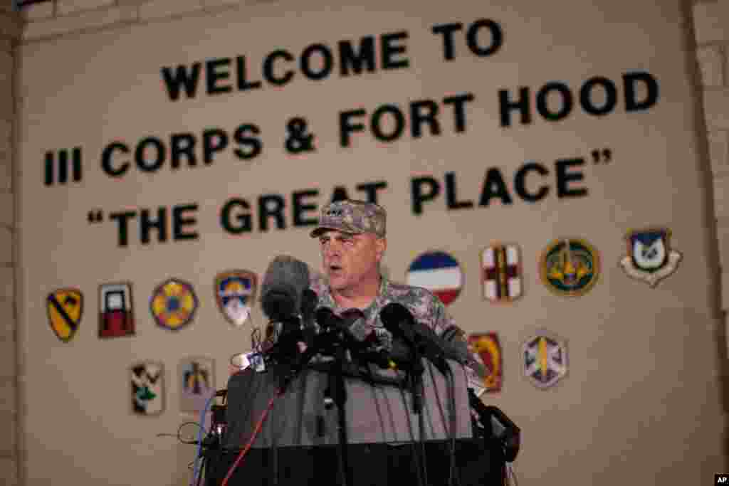 Letjen Mark Milley, jenderal panglima III Corps &amp; Fort Hood, berbicara dengan media di luar pintu masuk pangkalan militer Fort Hood setelah penembakan di dalam, 2 April 2014.