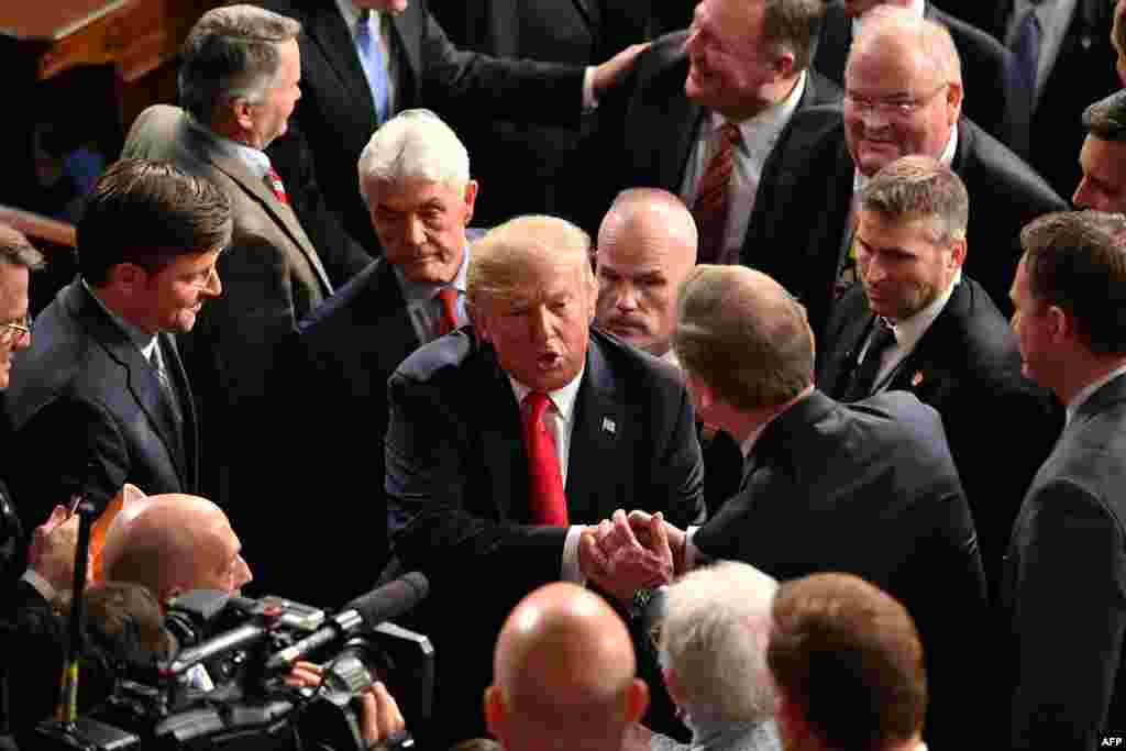 امریکی صدر نے خطاب کے بعد خوشی کا اظہار کیا اور اراکین سے ہاتھ ملایا۔&nbsp; &nbsp;