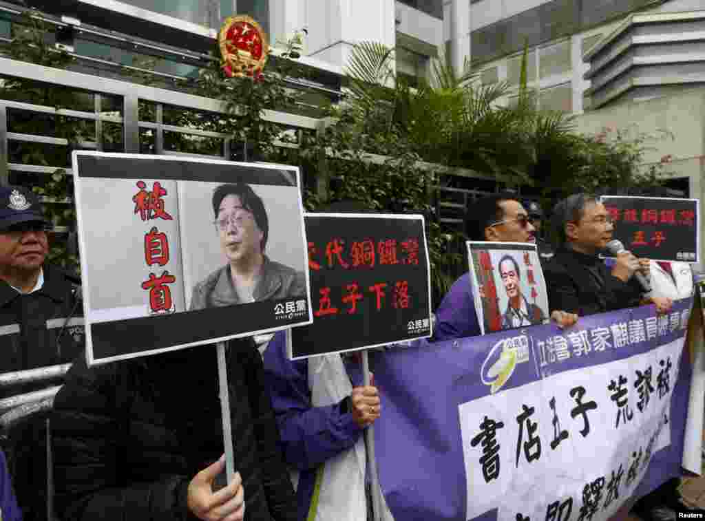 香港抗议者举着铜锣湾书店老板桂民海（左）和李波（右）的肖像（2016年1月19日）。2018年1月27日美国国务院发表声明，对桂民海1月20日被中国当局拘押&ldquo;深表关注&rdquo;， 并敦促中国当局解释拘押原因和法律依据。 美国加入欧盟行列，要求中国政府让华裔瑞典公民桂民海重获自由，并允许他离开中国。 &nbsp;